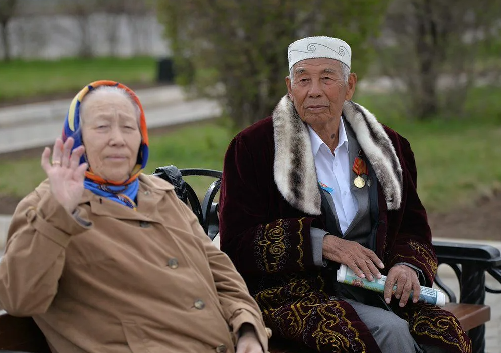 пенсионеры в казахстане. бабушка казахстан. базовая пенсия в рк. пенсионеры в казахстане. пенсионеры на концерте.