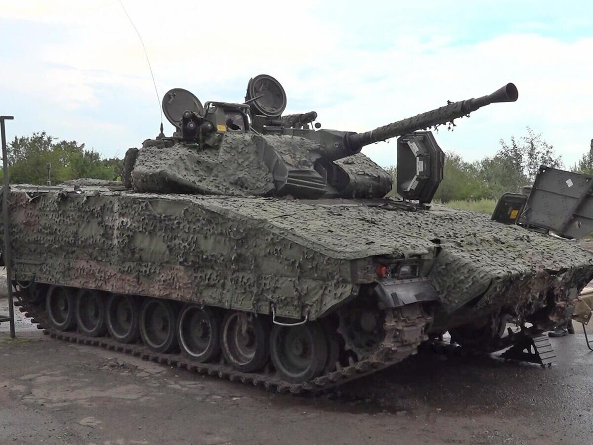    Шведская БМП CV-90, которая была брошена отступающими украинскими военнослужащими после поражения выстрелом из РПГ-7, в зоне СВО. Стоп-кадр видео© РИА Новости / Пресс-служба Минобороны РФ