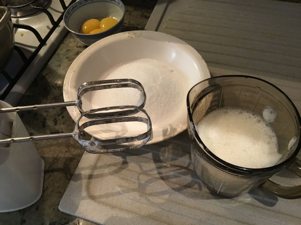 Отделила белки от желтков и взбила белки со щепоткой соли. Потом подумала, что можно взбить с эритритолом. Интересно, получится ли такая же красивая крепкая пена как с сахаром?