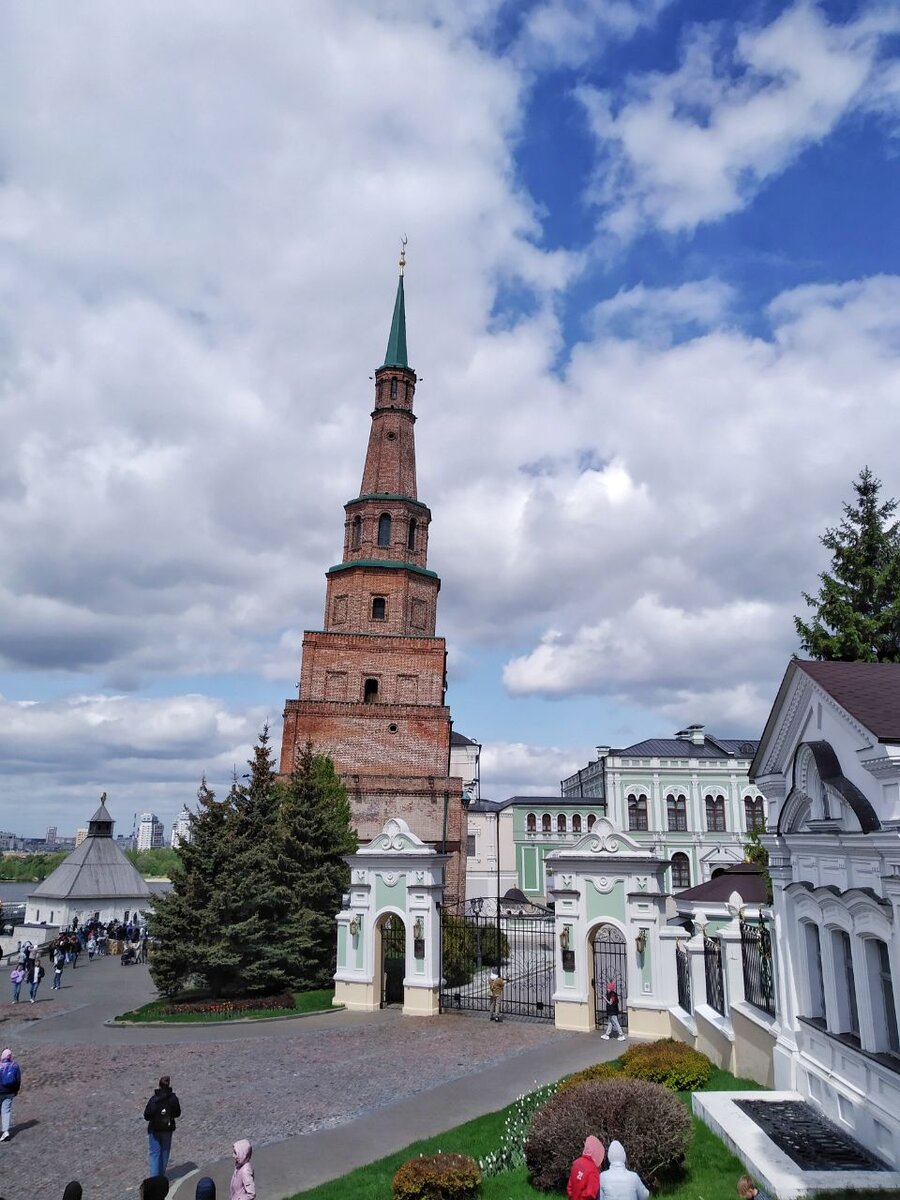 падающая башня в казани название