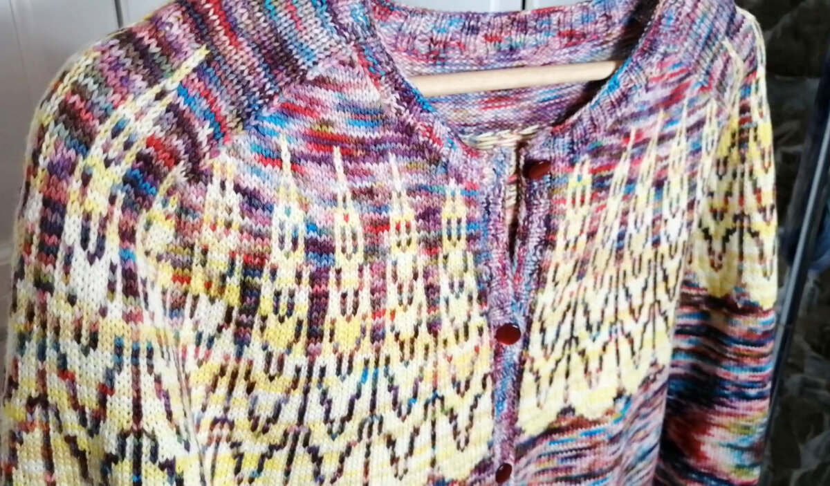 Круглая кокетка совмещена в этом кардигане с плечом-погон, что дополнительно улучшает посадку по фигуре.