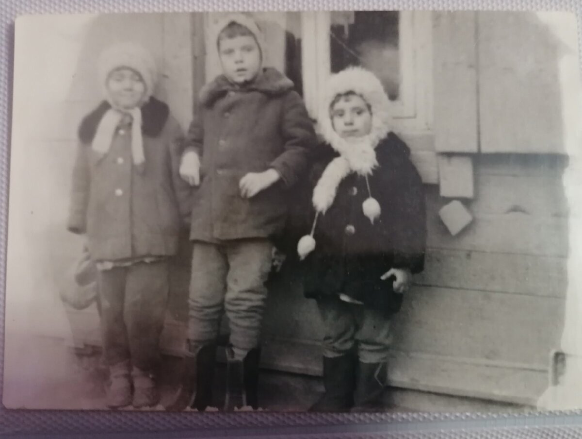 личное фото, я самая маленькая, в чёрной шубе.