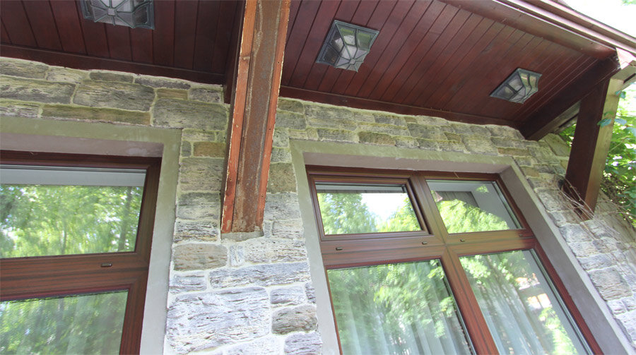 Серые откосы выполнены не из бетона! Они пенопластовые, оштукатурены по технологии "Мокрый фасад".