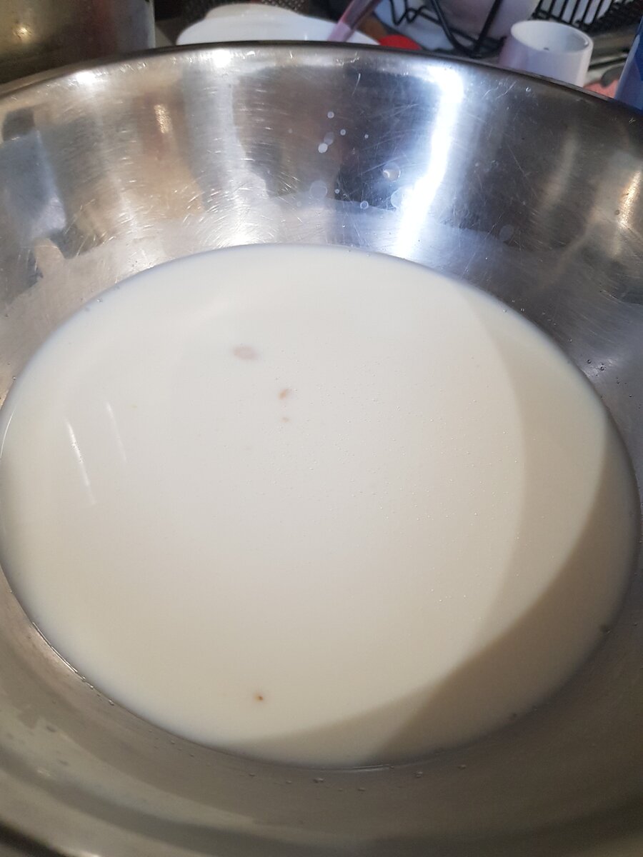 Молоко с дрожжами приобретаем кремовый оттенок