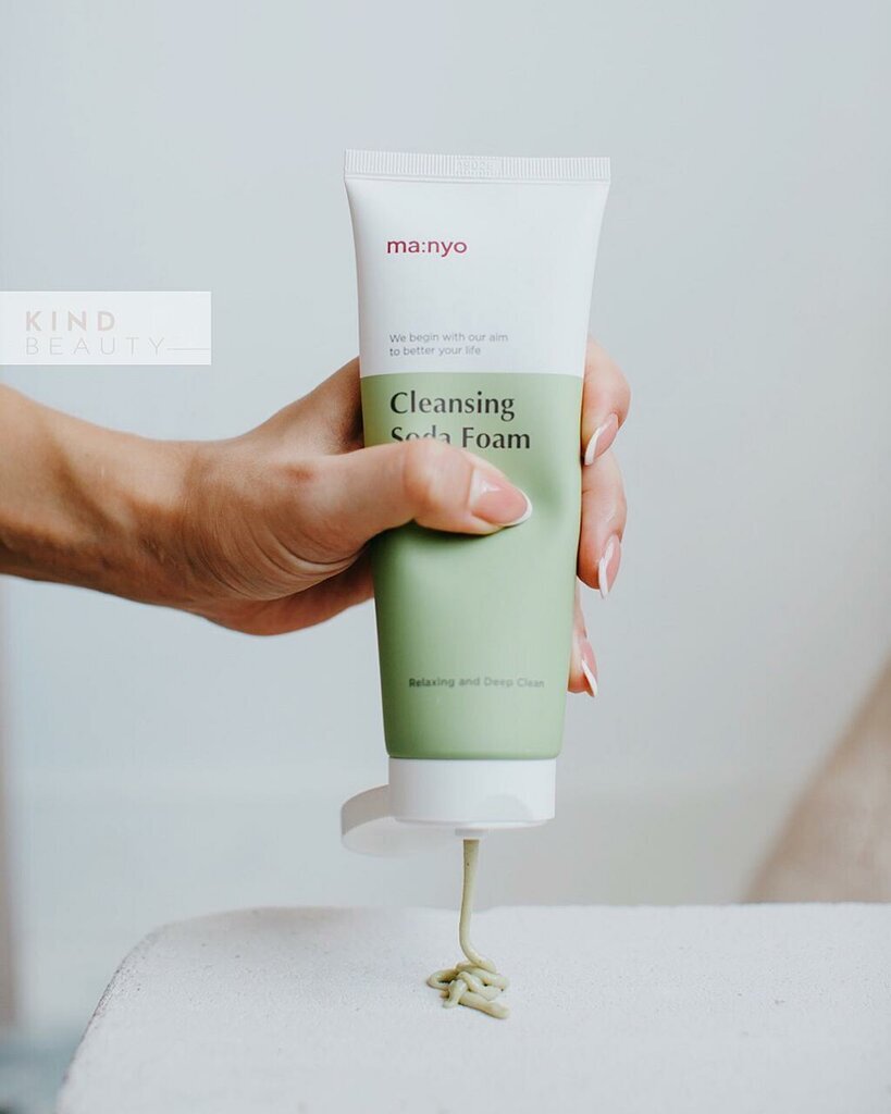 Мягкая пенка с содой для глубокого очищения пор Manyo Factory Cleansing Soda Foam эффективно удаляет все виды загрязнений, остатки макияжа и пыль, проникает глубоко в поры, растворяет жировые пробки и деликатно отшелушивает. 
