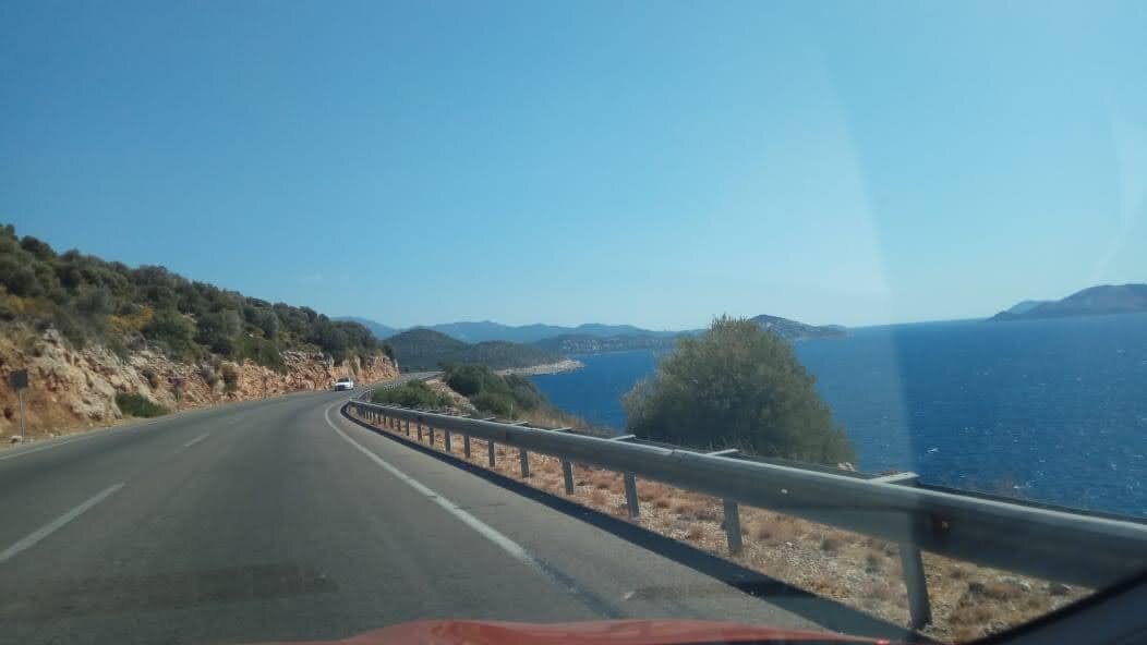 Трасса D-400 идёт по побережью и сама по себе - одно из самых ярких впечатлений. Фото автора