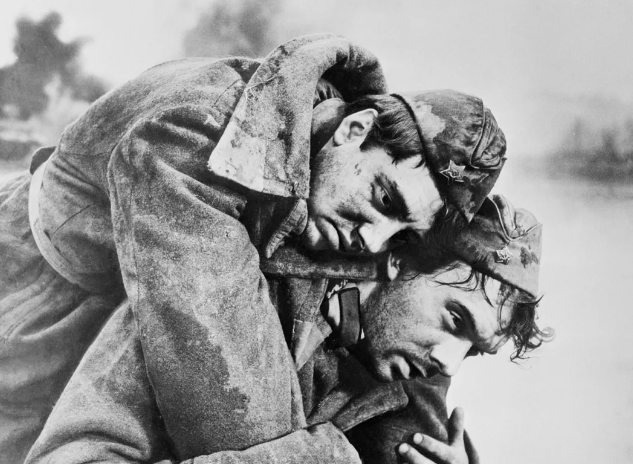 Борис несёт своего товарища