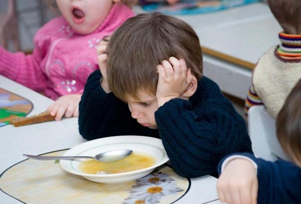 Некоторые дети не случайно отказываются есть в шумной компании