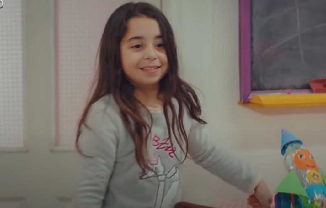 Кадр и сериала "Моя мама" Мелек  (актриса Берен Гёкйылдыз)