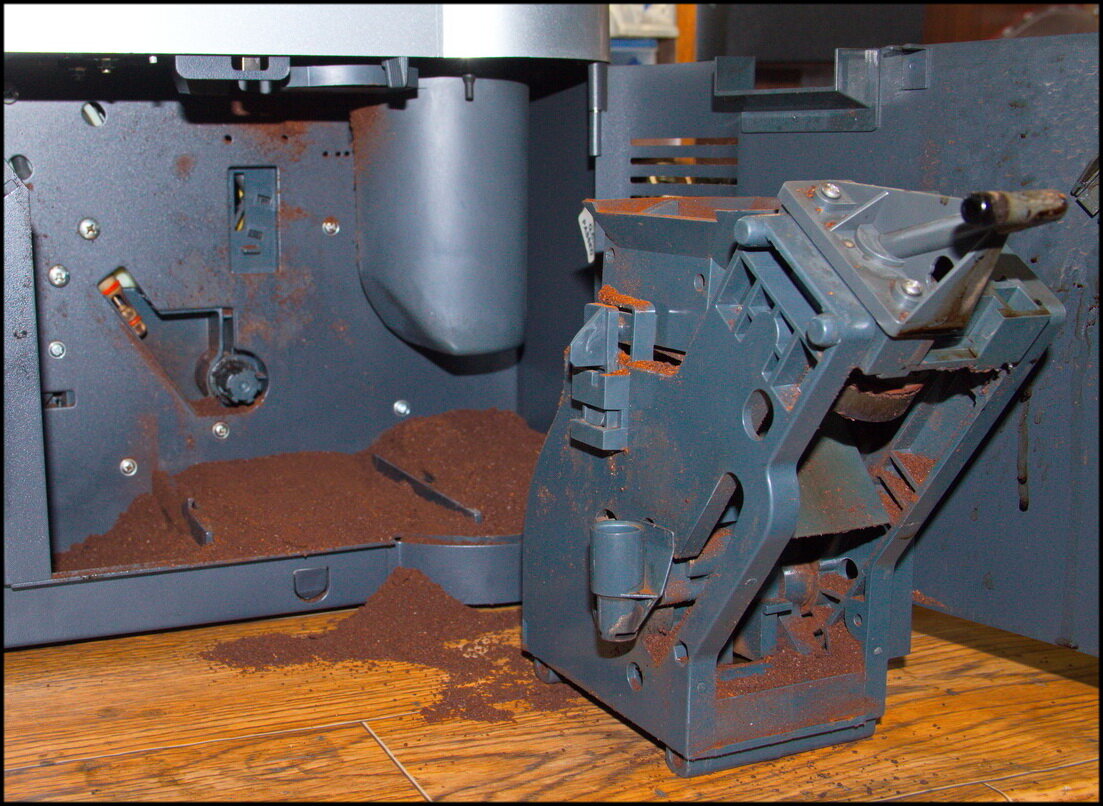 Фото для примера, изображёна кофемашина Phillips, которая не обслуживалась около 5 лет.