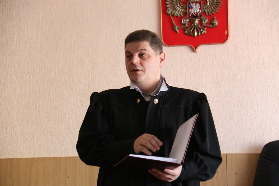 Алексей берестовой судья фото Протекла вода из фильтра и затопила квартиру мою и соседа. С кого взыскать за ре