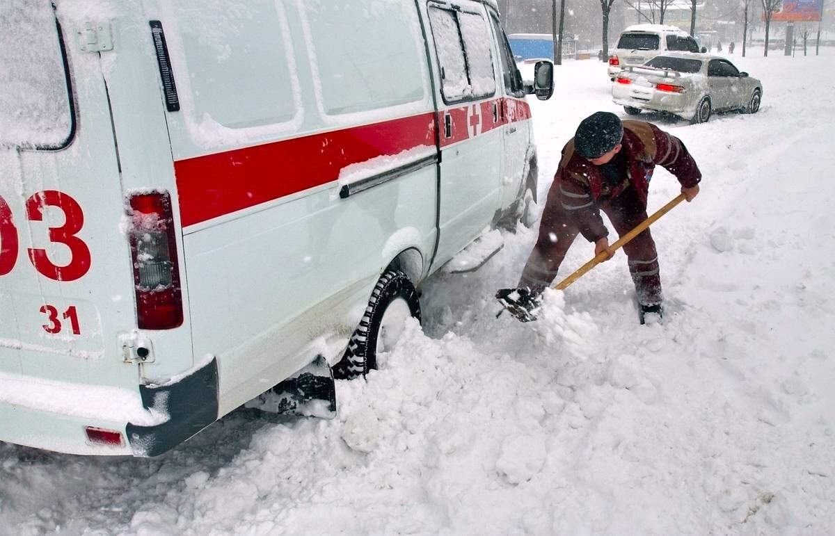 А скорой в наш двор не пробиться - всё было занесено снегом
