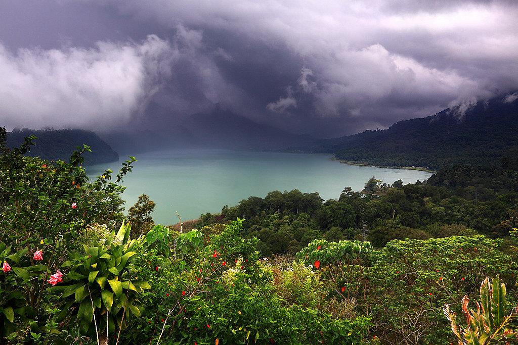 Индонезия балийцы. Бали красивые места. Климат индонезии. Времена года в индонезии. Bali индонезия.