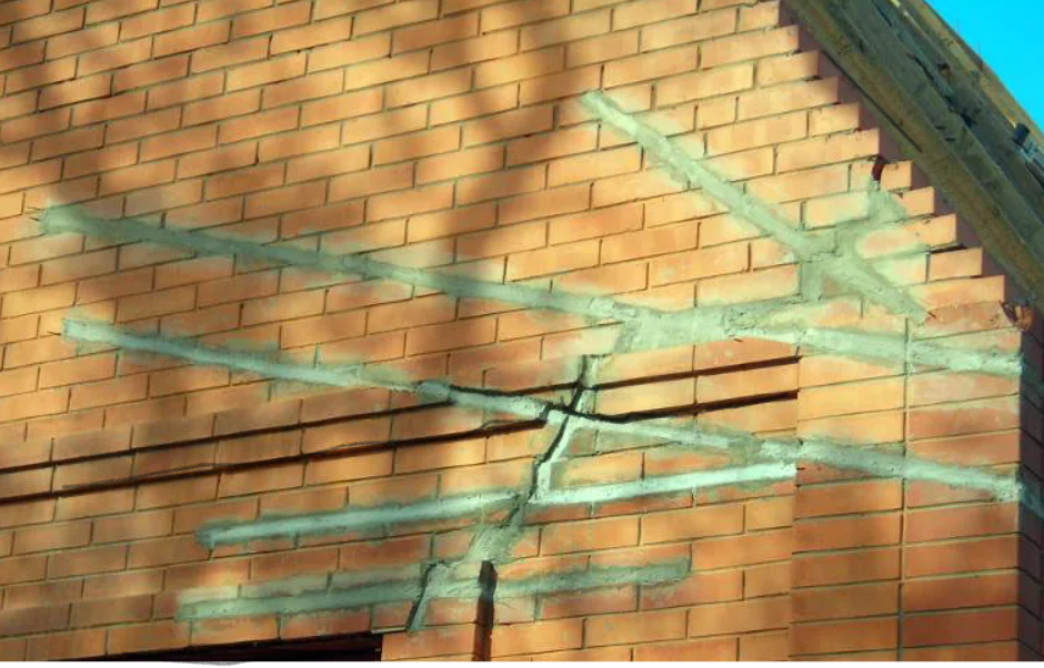 Трещины в кирпичной кладке. Трещина в наружной стене. Трещины в кирпичной кладке. Трещины в кирпичной кладке. Трещина в здании.