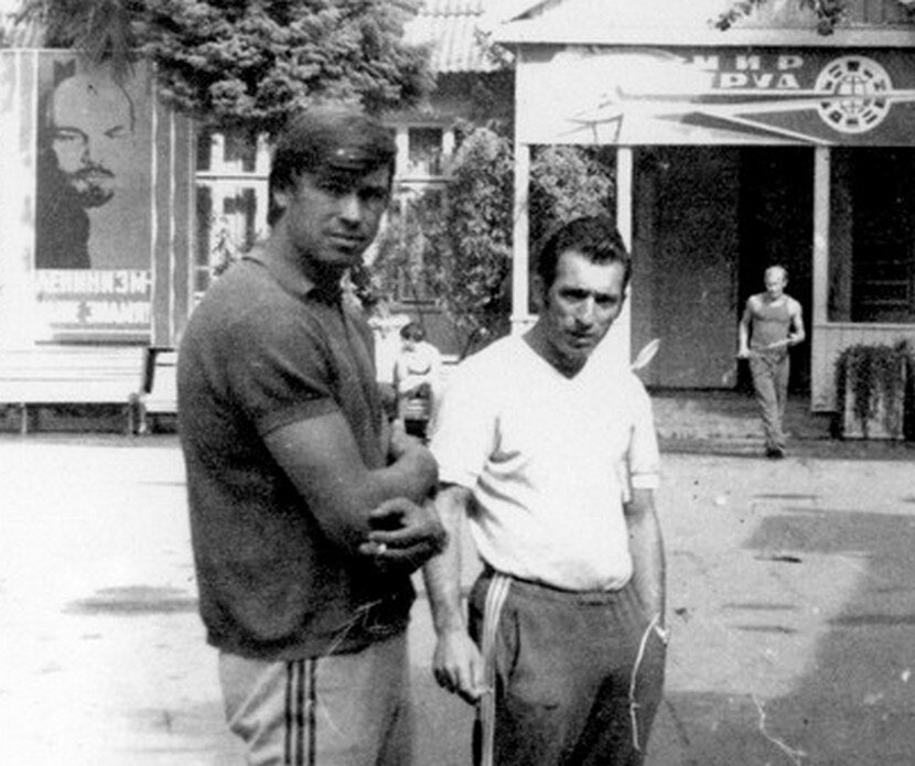 Борис Акбашев справа