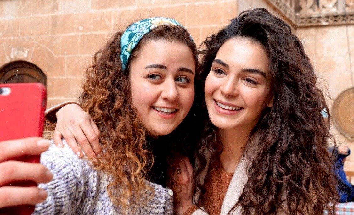 Кадр из сериала "Ветреный", Аслы Самат с Эбру Шахин