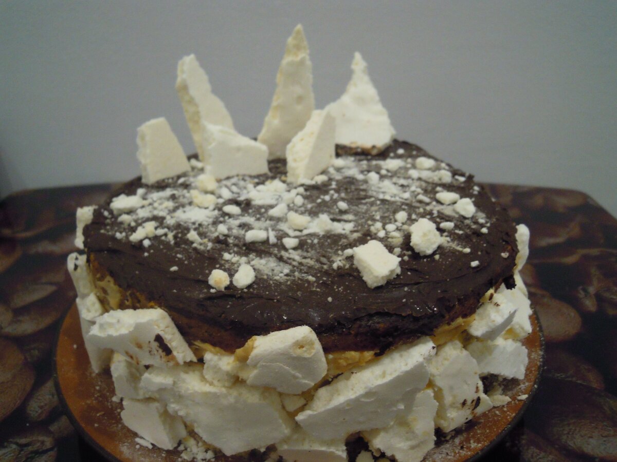 Торт, который мы пекли вместе с дочкой.