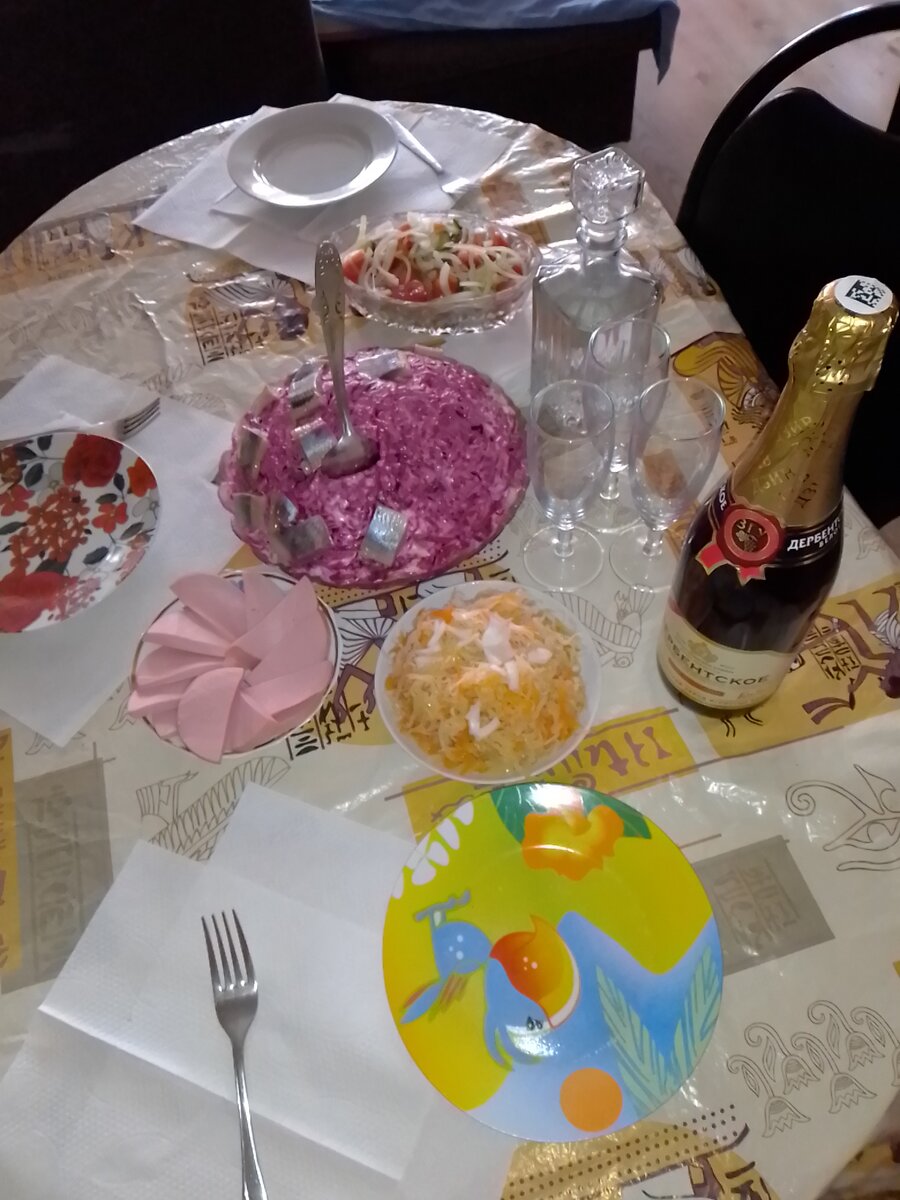 Скромненько. Ну и пусть ! Зато весело и от души...