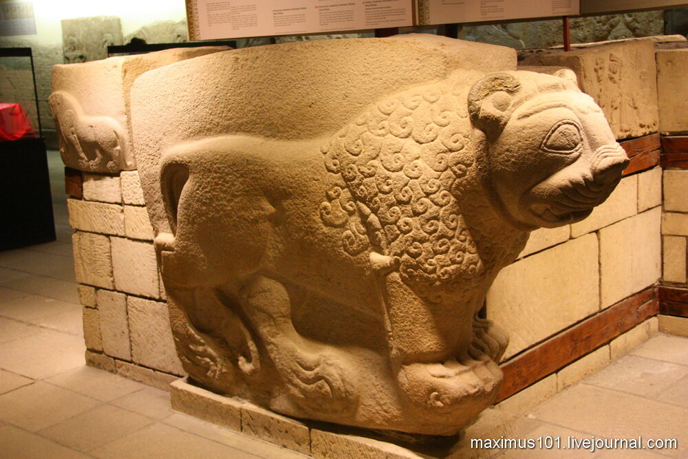 Каменный ново-хеттский лев из древнего Мелида, ныне археологический объект Арслантепе в Турции, 10-7 вв. до н.э. Музей анатолийских цивилизаций в Анкаре.