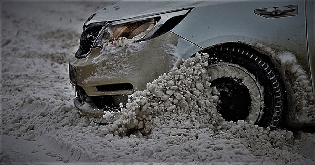Можно буксовать на автомате. Машина застряла в снегу. Буксуем в снегу. Машина буксует в снегу. Машина буксует на льду.