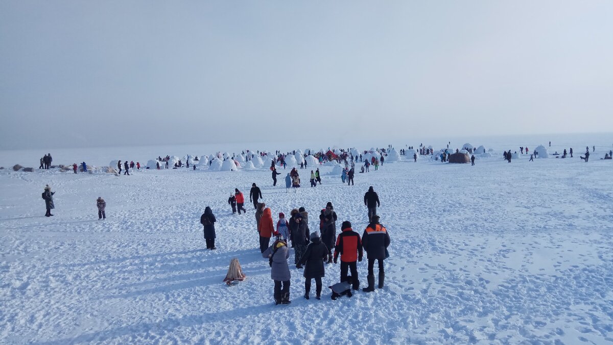 На Обское море каждый год приезжают сотни строителей снежных домов. Фото автора