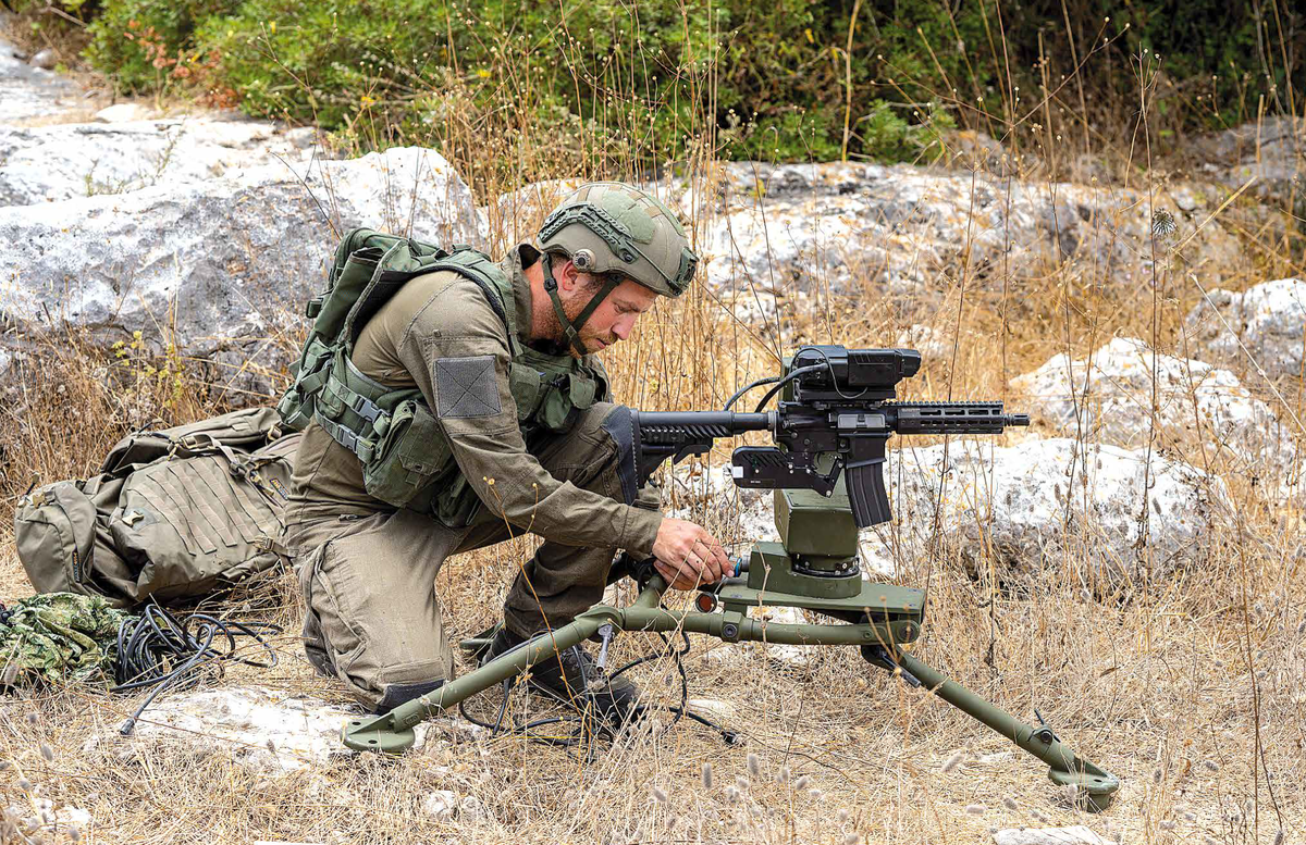 Оператор готовит к использованию боевую станцию Smash Hopper. На фото хорошо виден весь комплекс, включая систему управления огнем, блок питания и пульт управления. 