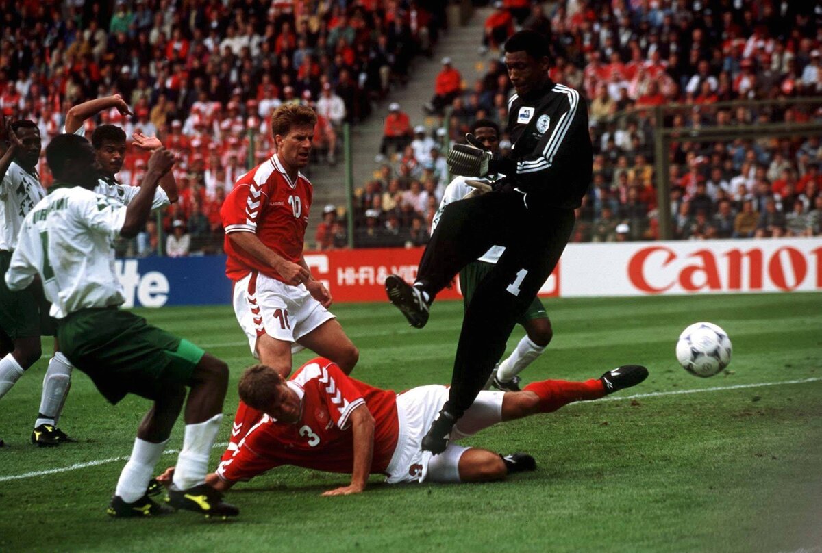 В атаке Марк Рипер (№3) и Микаэль Лаудруп (№10).                                                                                                                                         Источник: Gettyimages.dk