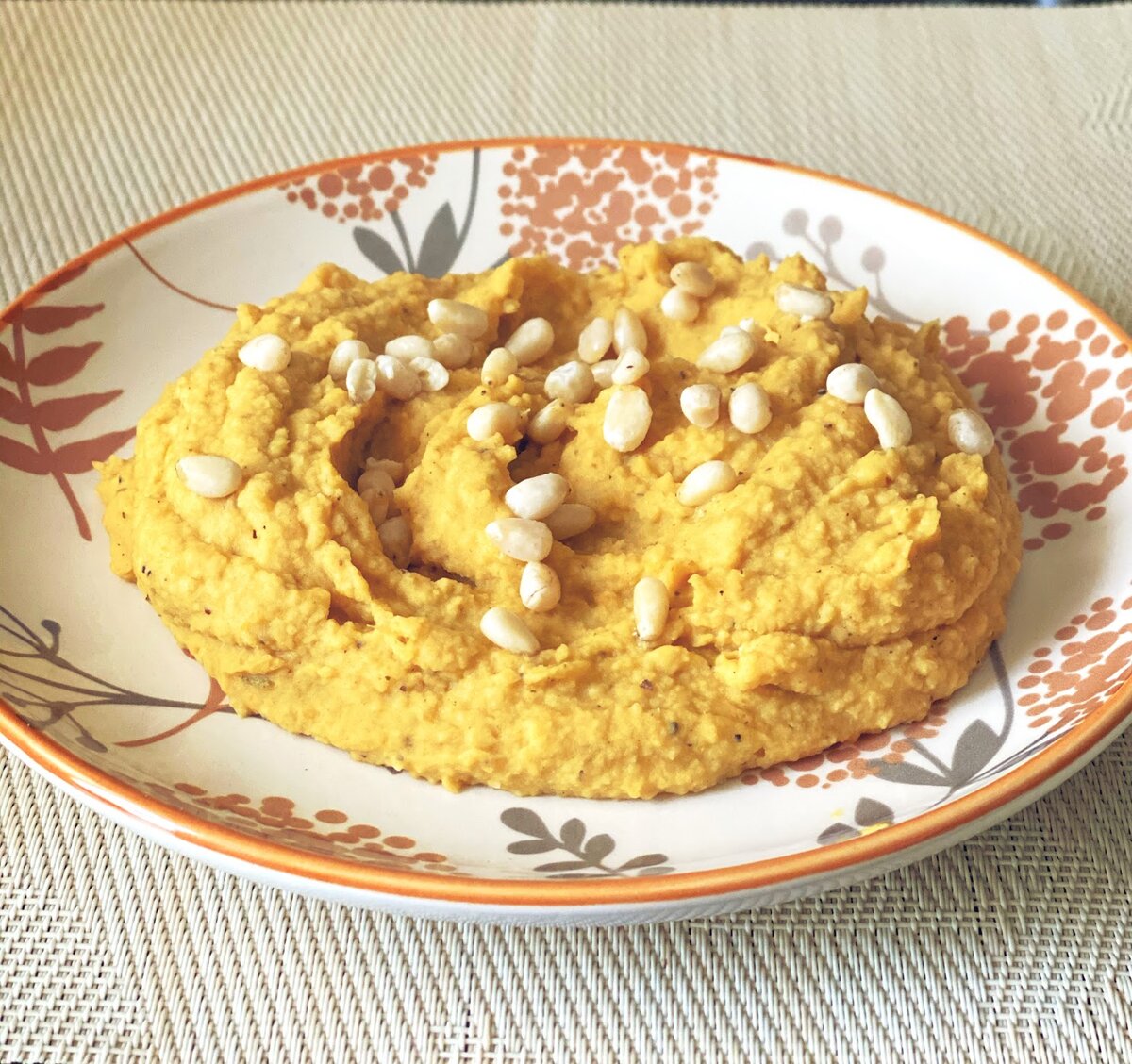 КБЖУ на 100г. - 132.4/6.1/5.5/14.6 👇
 ✅Нут 170г. (в сухом виде)
✅Морковь 150 г.
✅Лук 100 г.
✅Кунжутная паста (тахини) 25 г.
✅Оливковое масло 15 г.
✅Специи по вкусу (перец, соль, чеснок, прованские травы).
👩‍🍳
✔️Нут замачиваем на ночь, затем варим минут 30.
✔️В глубокую емкость для готовки кладем нут, порезанную морковь, лук, заливаем водой и тушим на медленном огне до готовности, примерно 30-40, если нужно добавляем еще воду.
✔️За 10 минут до готовности добавляем специи.
✔️Затем перекладываем в другую емкость, добавляем оливковое масло, тахини и измельчаем до однородности с помощью блендера. Если выходит сильно густым, добавляем немного горячей воды.
Я посыпала кедровыми орешками еще.

Приятного аппетита.