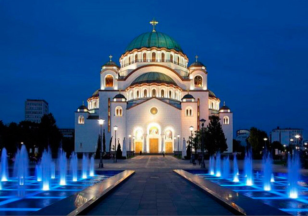 Собор вмещает до 10 тысяч верующих и является самым большим православным храмом на Балканах.