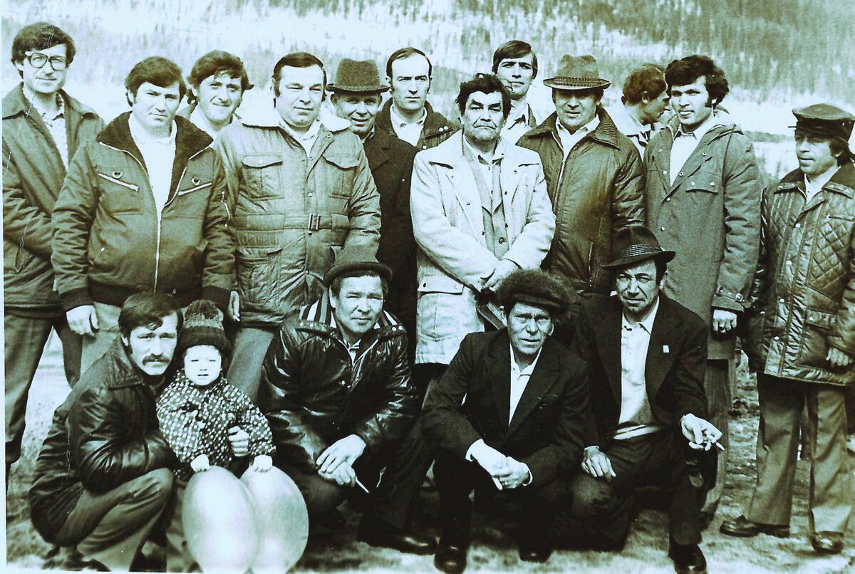 Костяк СМП-266, п. Звёздный, 1974 год. В центре- Алексей Шинкарёв
