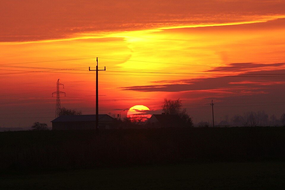 Изображение взято для ознакомления. Ссылка на изображение: https://cdn.pixabay.com/photo/2020/11/21/16/17/sunset-5764468_960_720.jpg