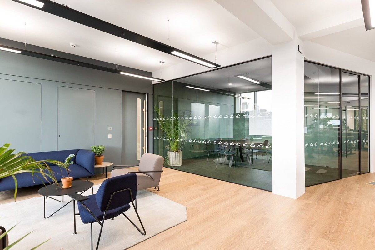 Переговорная, созданная с помощью затемненных перегородок