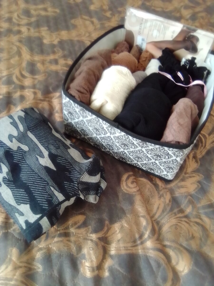 Моя коробочка с одёжкой для ножек: чулками, колготками и леггинсами. 