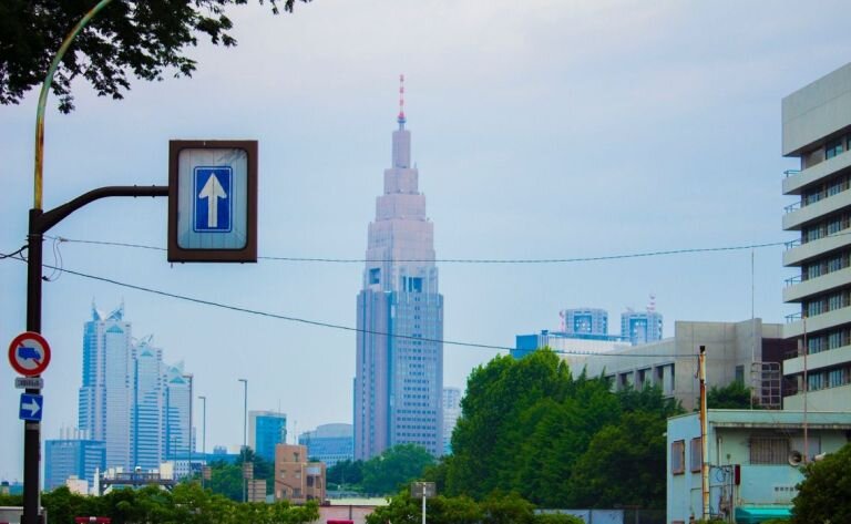 Башня NTT Docomo в районе Тиёда. В жизни
