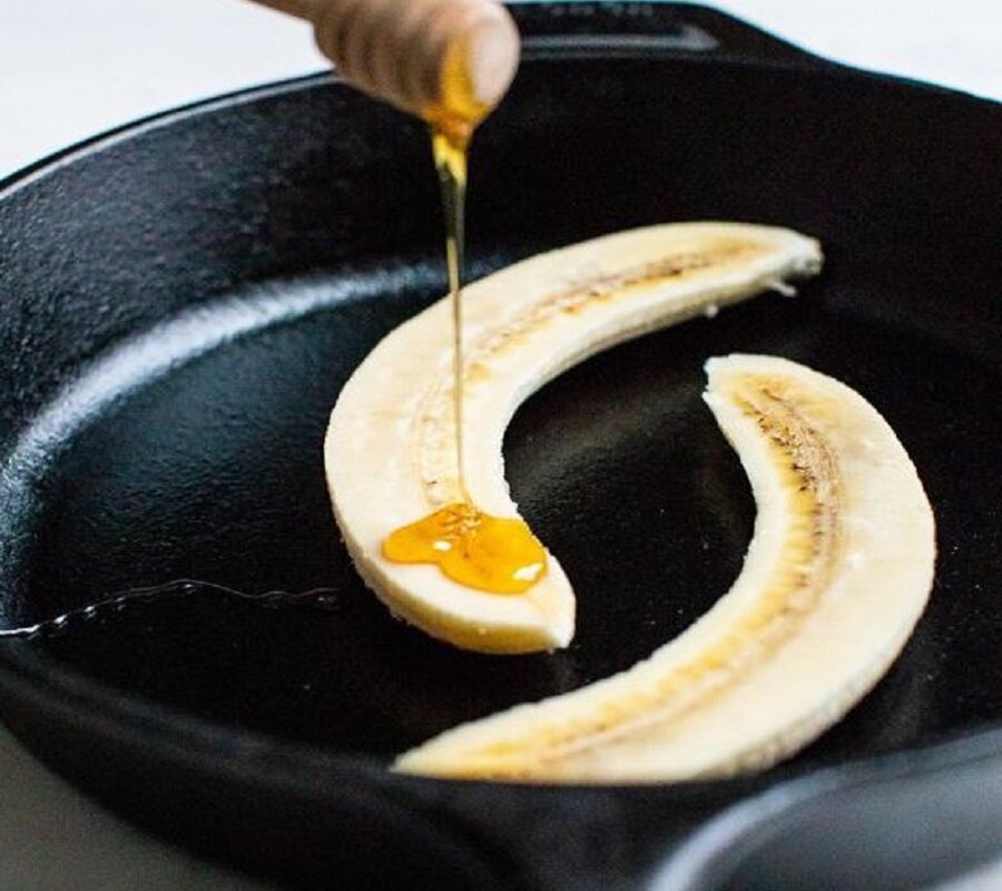 Для канала С.Пудовъ: Рецепт десерта из запеченных бананов с корицей и ванильным мороженым: разложить банан в форме, полить медом и присыпать его сверху корицей 