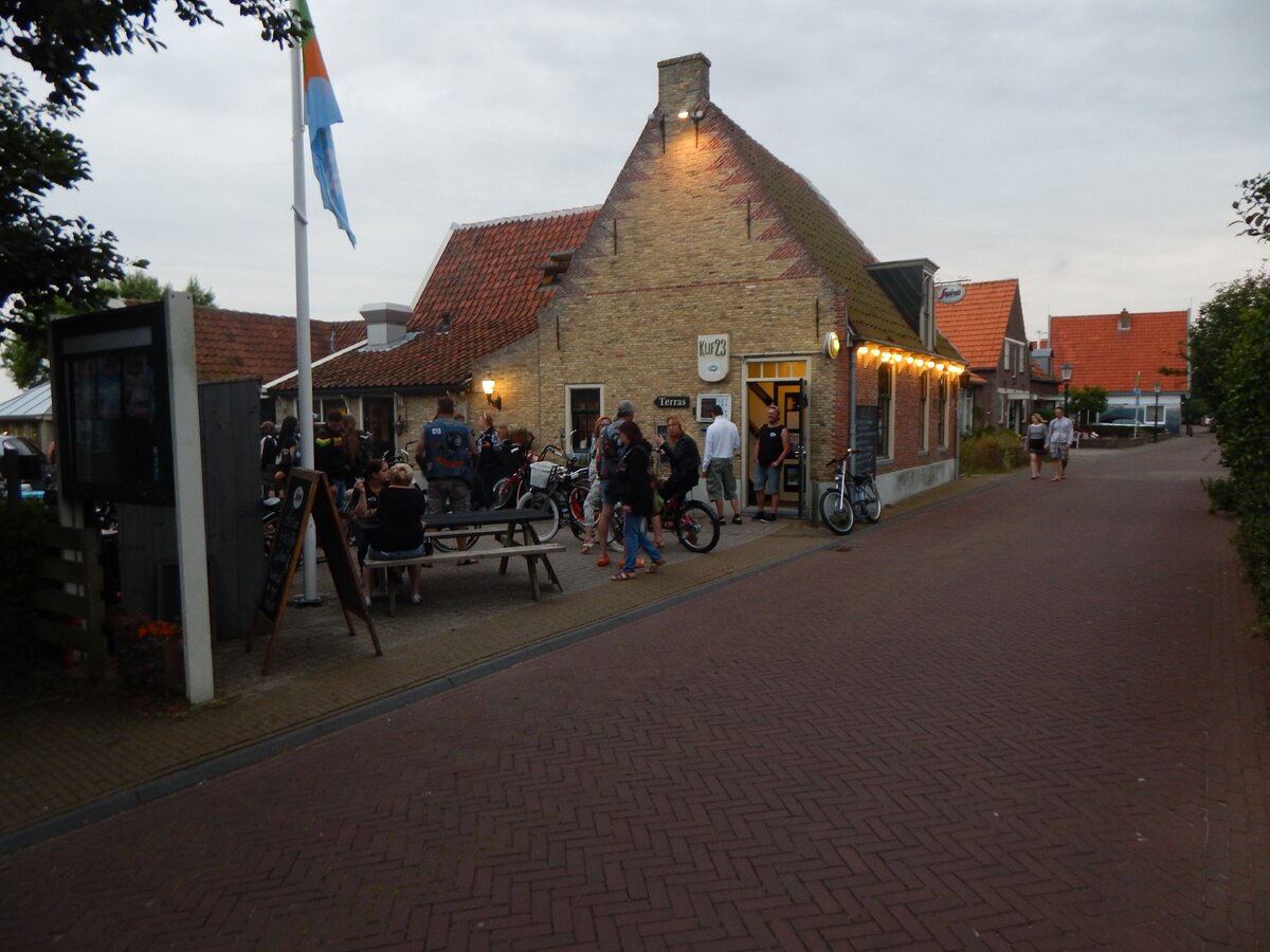 кафе на острове.