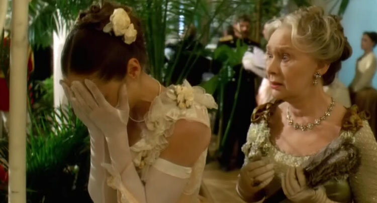 Кадр из фильма "Анна Каренина", Россия 2009 год. Кити расстроена: ведь она отказала Левину, а теперь стало ясно, что Вронский на ней не женится.    