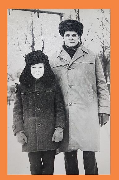 Я с дедушкой, Сергеем Ивановичем Селютиным. Фото из семейного альбома автора