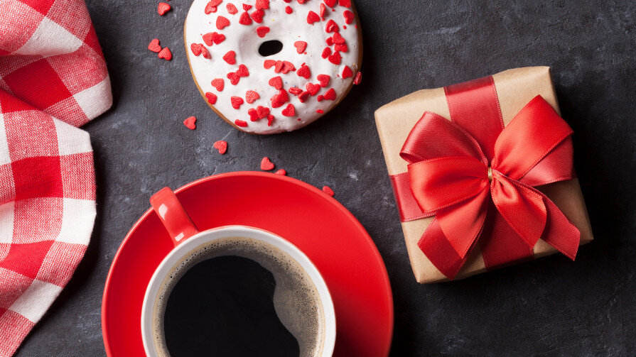 В детстве мы учили стишок про то, что 8 марта — праздник мам, а сегодня отмечаем Международный женский день гораздо более обширным составом — с жёнами, дочками, коллегами и прочая, прочая. Чем порадовать разных, но таких важных для нас женщин — вместе изучаем в новой статье. 
