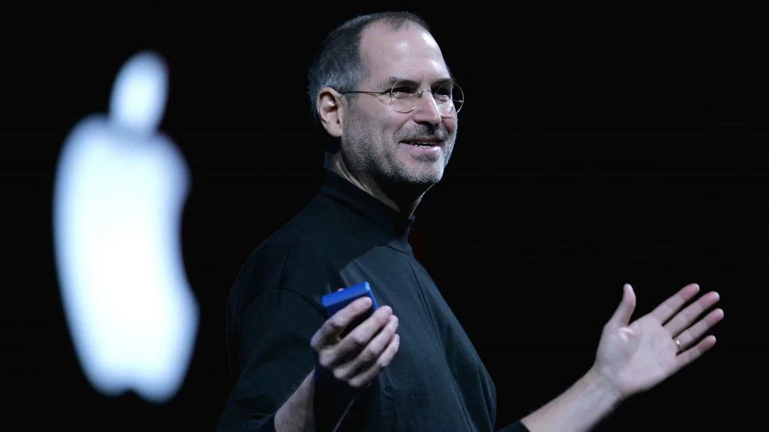 Генеральный директор Apple Стив Джобс выступает с основным докладом на выставке Macworld Expo 2005 в Сан-Франциско, Калифорния. ДЖАСТИН САЛЛИВАН / GETTY IMAGES