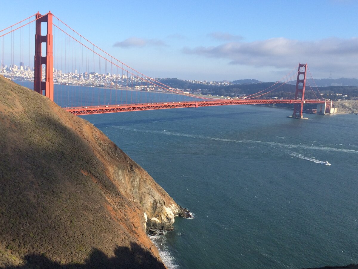 Из личного архива. Тот самый The Golden Gate Bridge. Вид с одной из смотровых точек.  Листайте дальше.