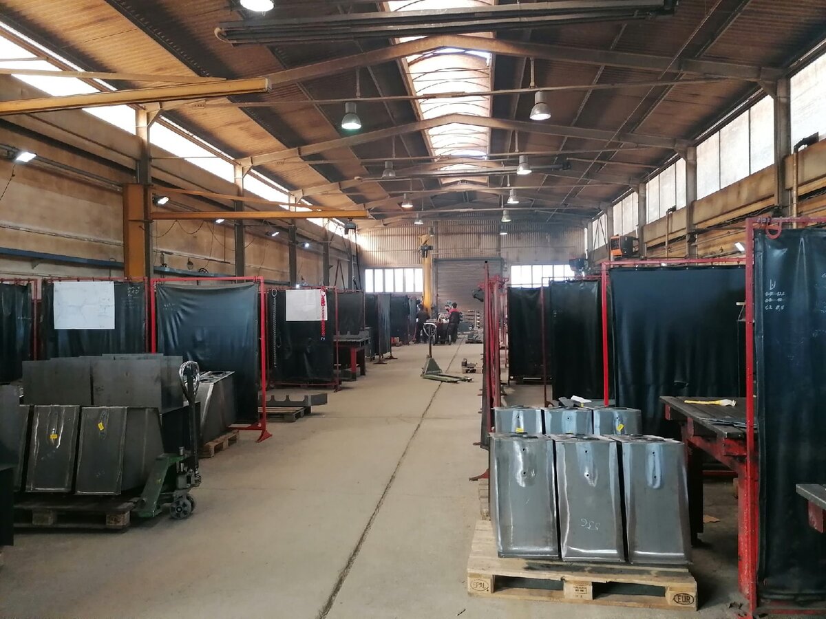 Один из сварочных цехов ("Hala 5"). Ещё 3 фото справа ->->