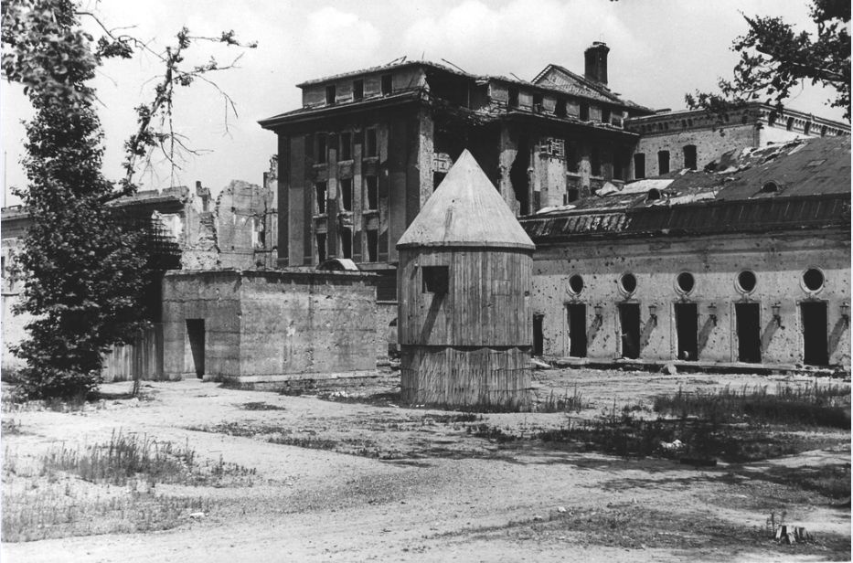 Бункер . фото сделано после окончания боев 