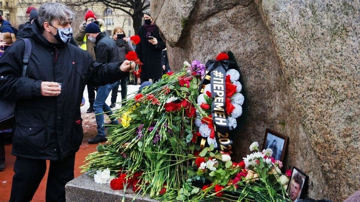 Венок у памятника политзаключенным "Соловецкий камень " г.Санкт-Петербург