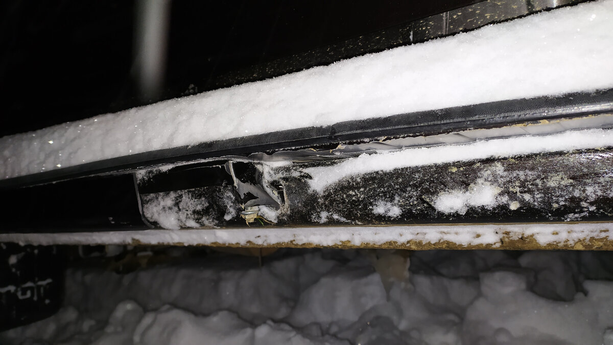 Пробоина в пороге образовалась знатная. Даже кронштейн крепления накладки погнуло.