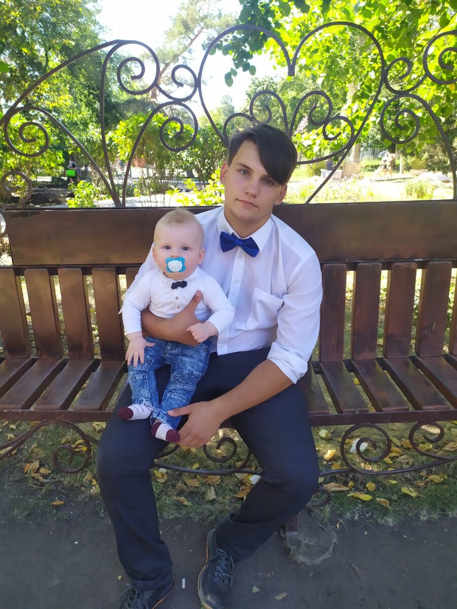 Дмитрий и Дмитрий). Младшему здесь 5 месяцев всего, фото сделано 1 сентября). 