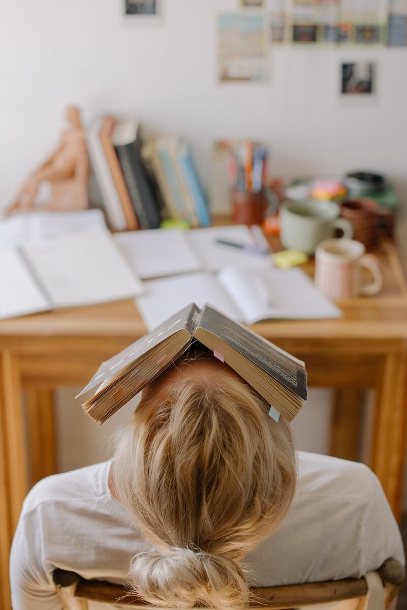 Источник: https://www.pexels.com/photo/person-in-white-shirt-with-brown-wooden-frame-4769486/