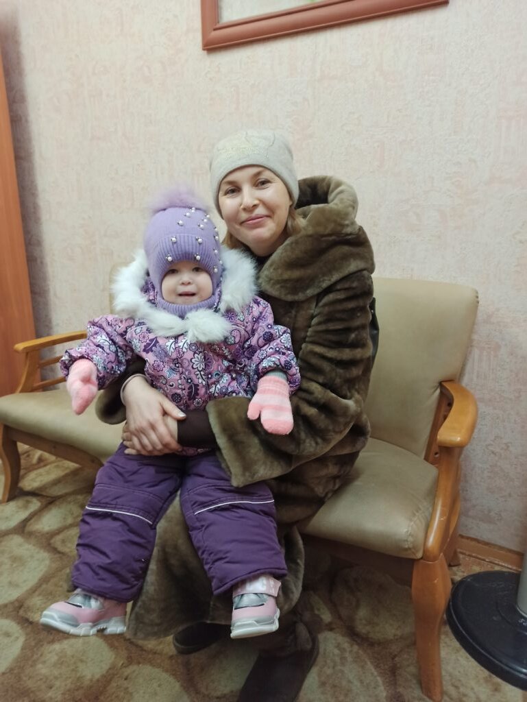 Мама и дочка едут домой.