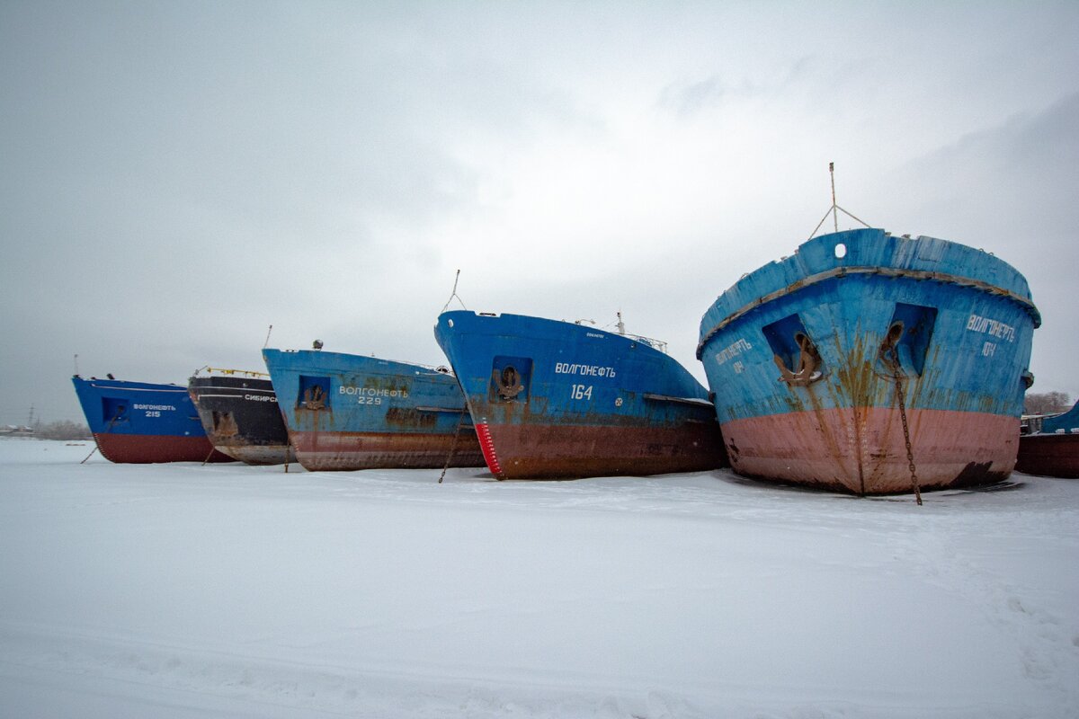 Широкоугольный объектив немного распластал правое судно