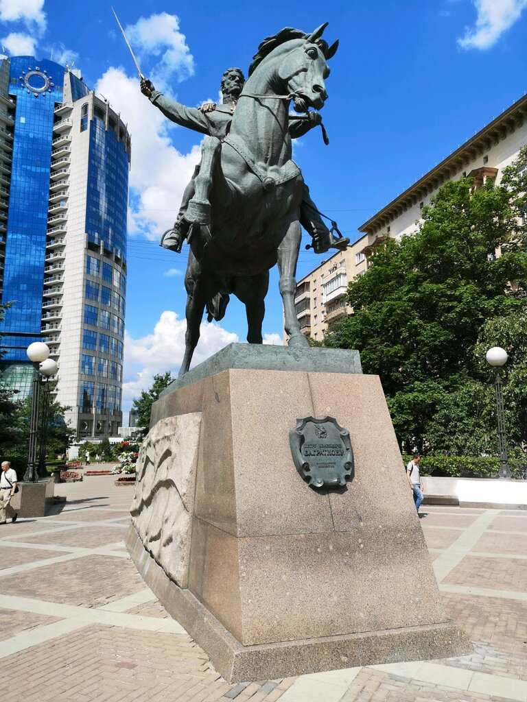 Беппе багратиона. Памятник Багратиону в Москве. Памятник Петру Ивановичу Багратиону в Москве. Памятник Багратиону на Кутузовском. Памятник Петру Ивановичу Багратиону на Кутузовском проспекте Москвы.